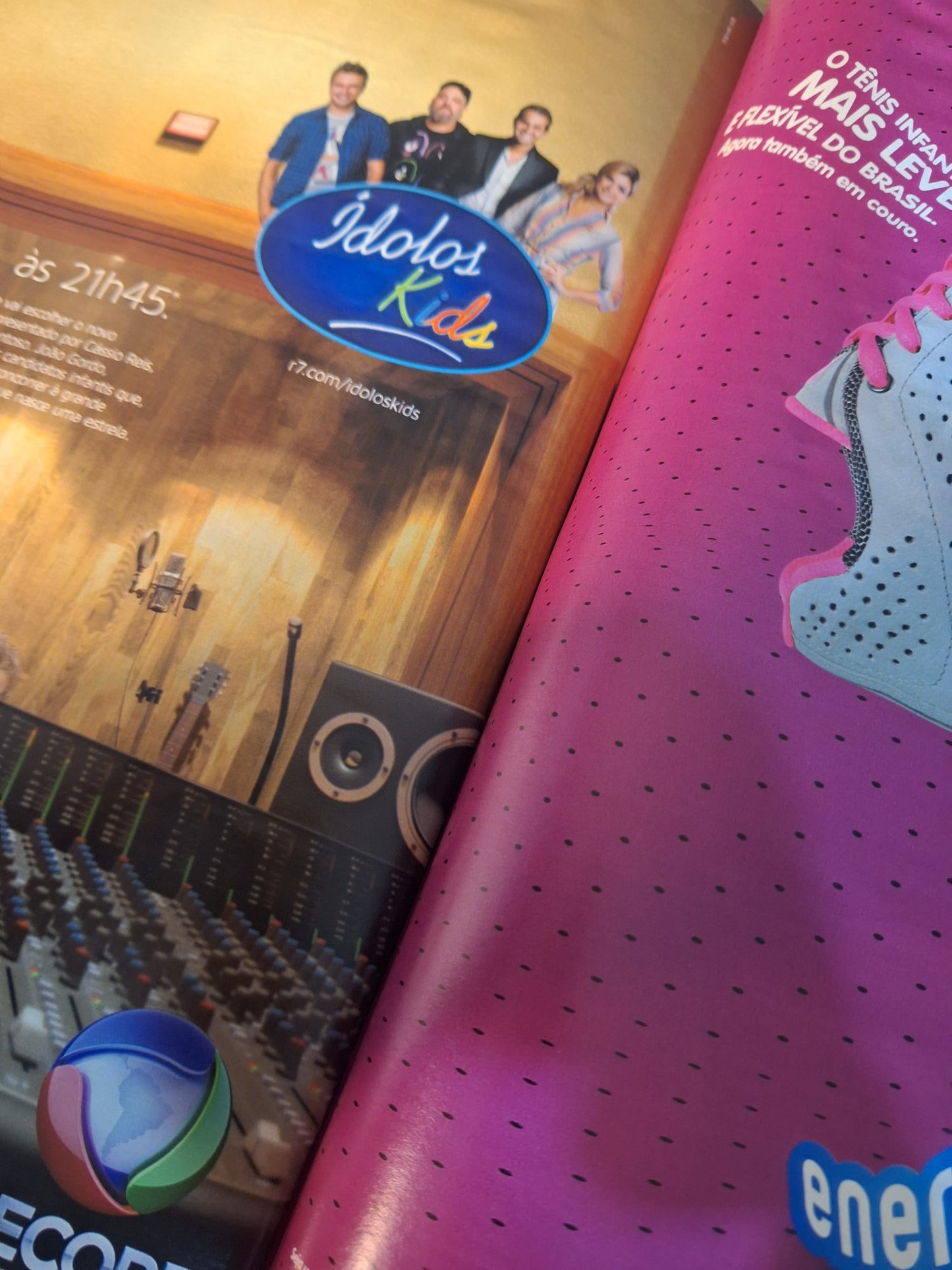 Revista Caras 985 (2012)