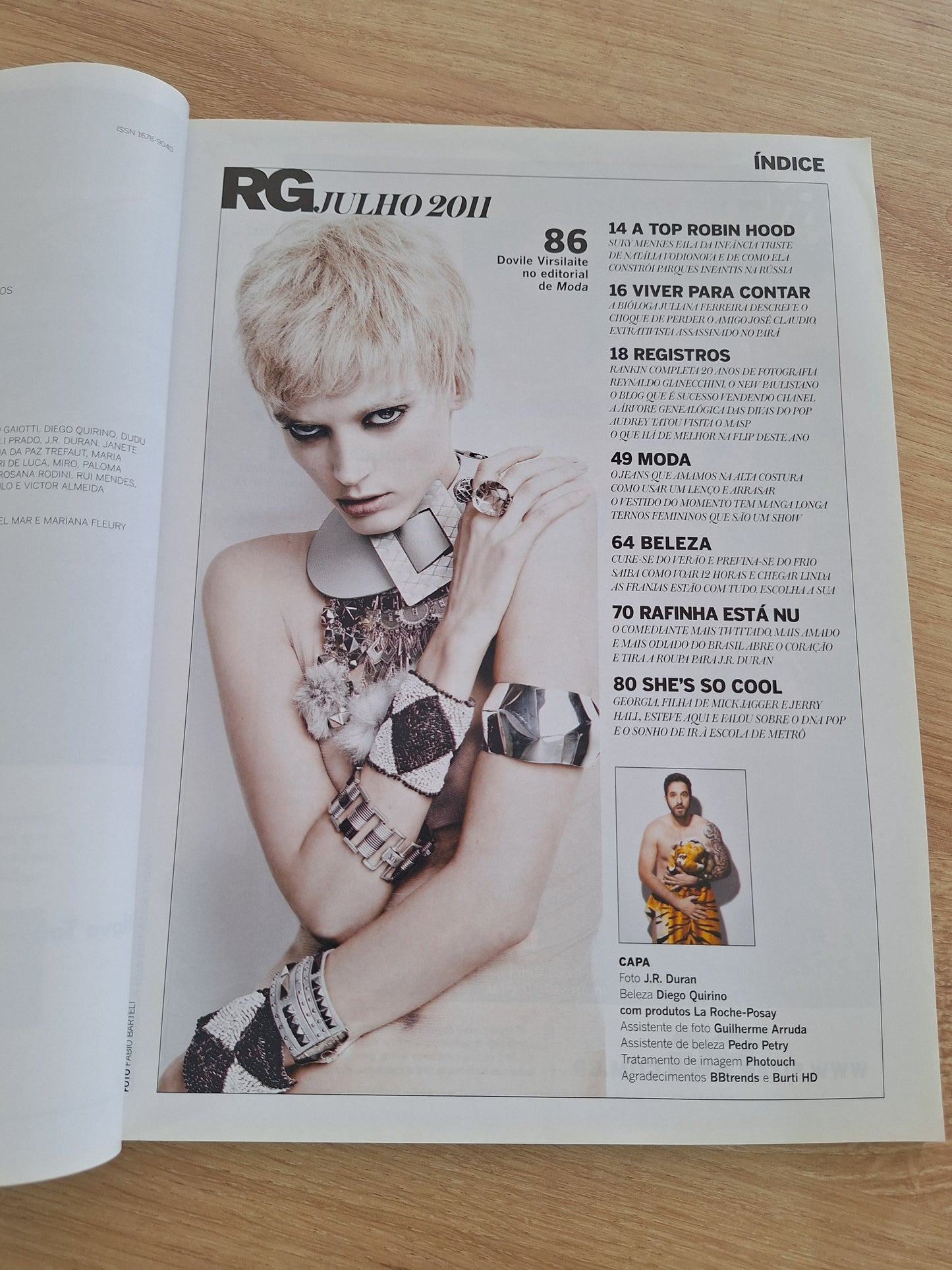 Revista Vogue RG 107 (2011)